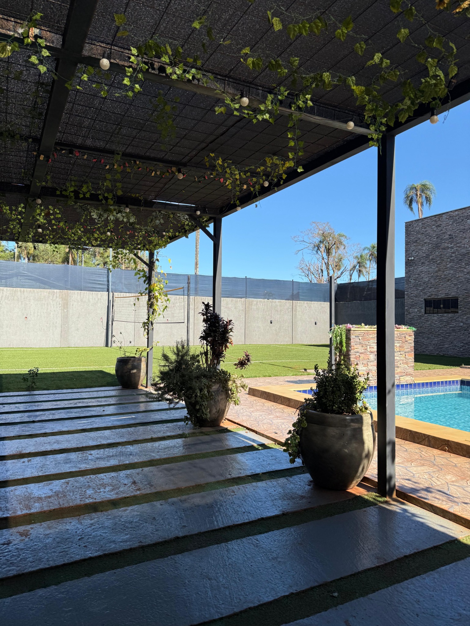 Galería techada con plantas