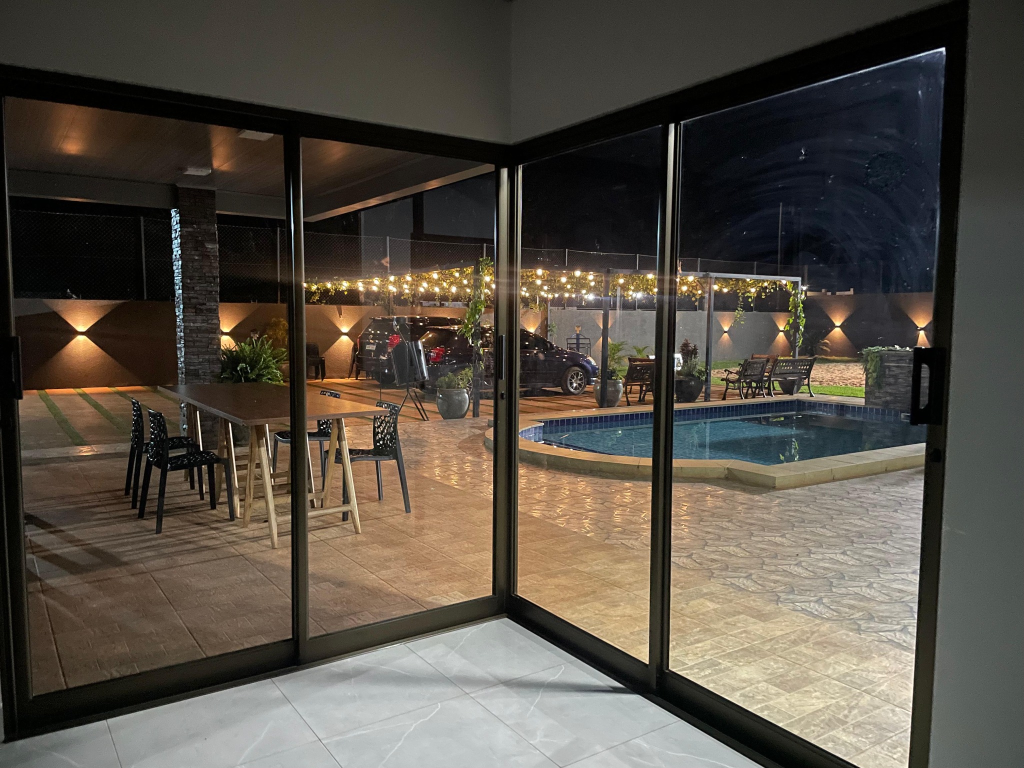 Vista nocturna desde interior