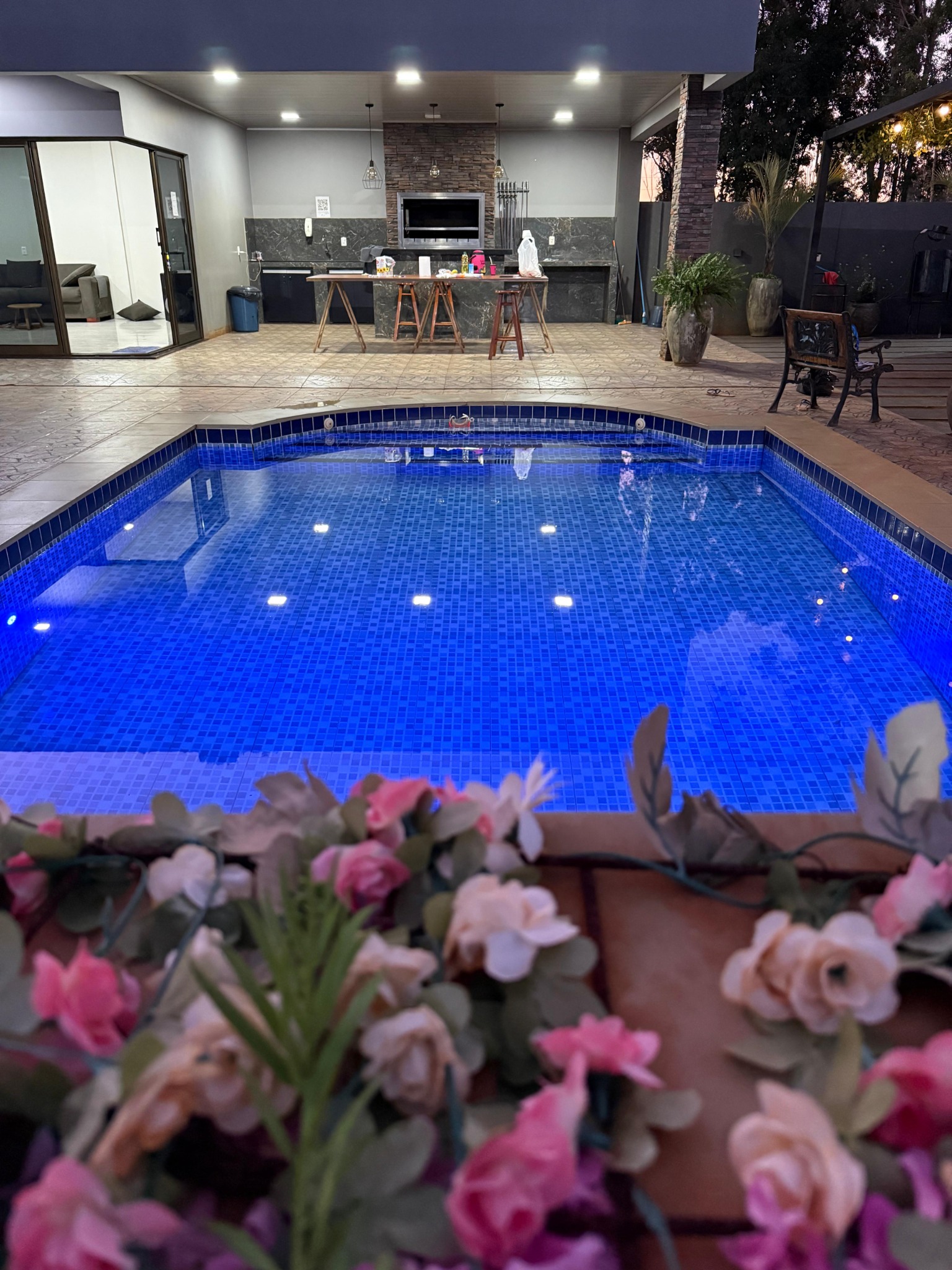 Piscina iluminada de noche